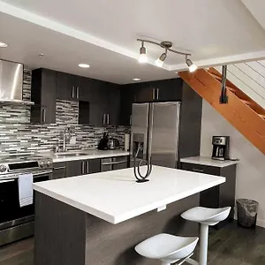 modern-top-floor-1-bedroom-loft-with-free-parking.vancouver-hotels-bc.net/